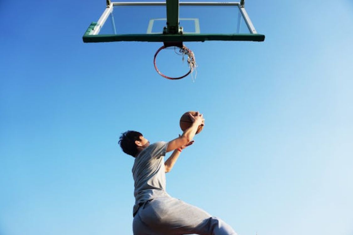 Man met basketbal